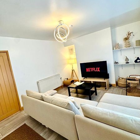 Appartamento Contractor Haven- 3Bdr Crew House, Free Parking, Fast Wifi & Private Garden Nottingham Esterno foto