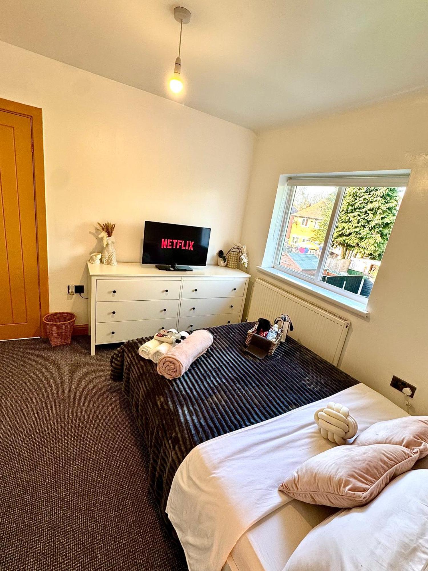 Appartamento Contractor Haven- 3Bdr Crew House, Free Parking, Fast Wifi & Private Garden Nottingham Esterno foto