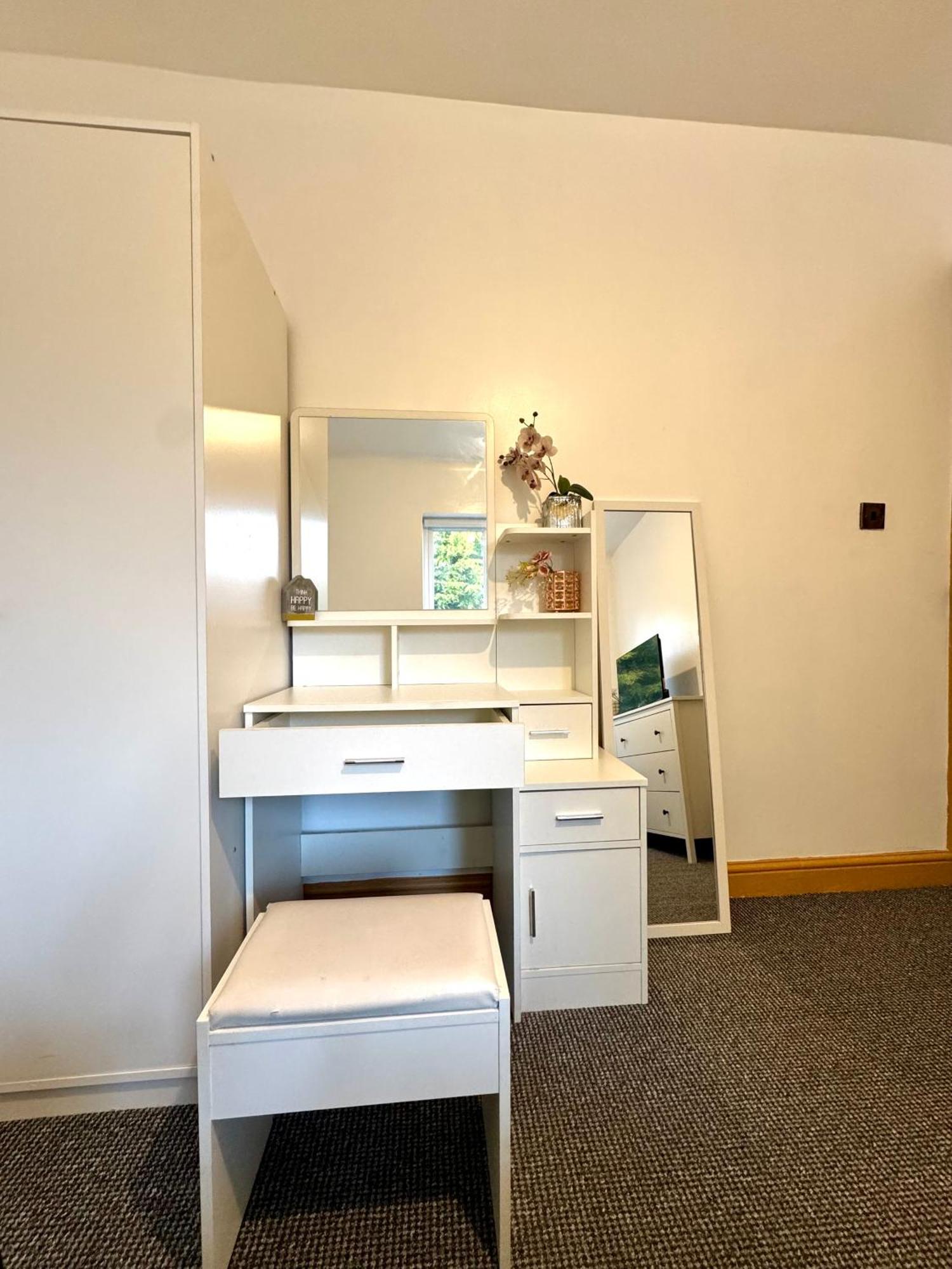Appartamento Contractor Haven- 3Bdr Crew House, Free Parking, Fast Wifi & Private Garden Nottingham Esterno foto