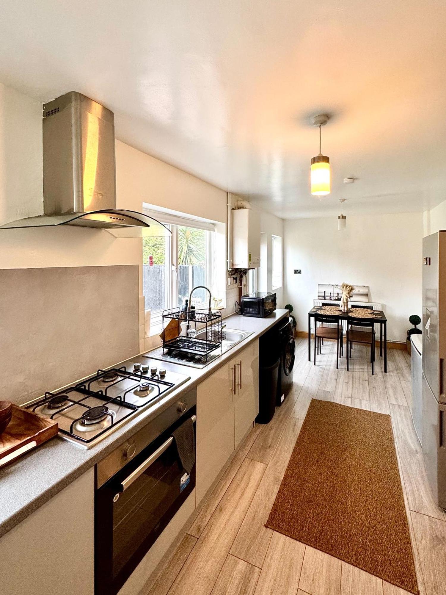 Appartamento Contractor Haven- 3Bdr Crew House, Free Parking, Fast Wifi & Private Garden Nottingham Esterno foto