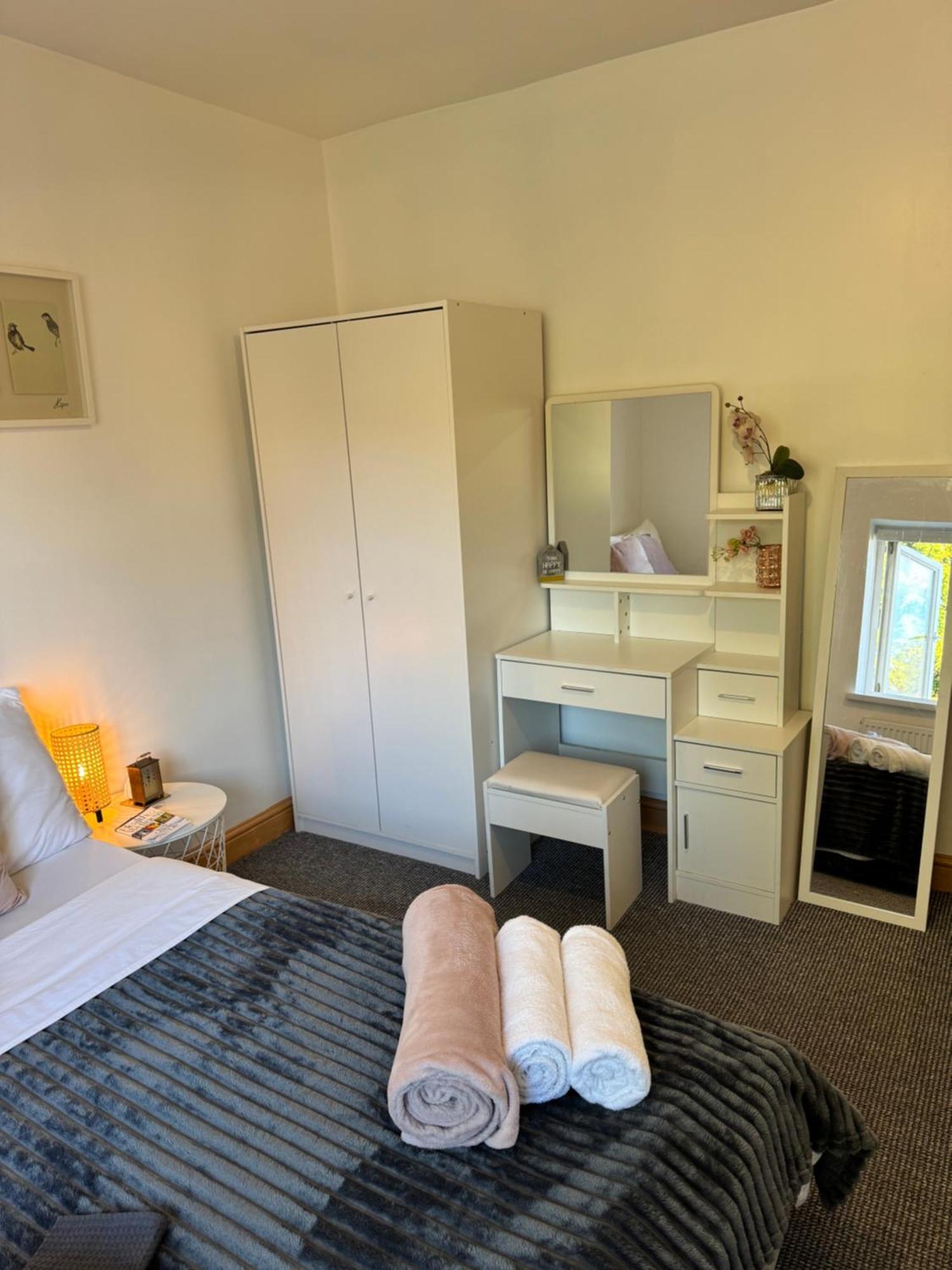 Appartamento Contractor Haven- 3Bdr Crew House, Free Parking, Fast Wifi & Private Garden Nottingham Esterno foto
