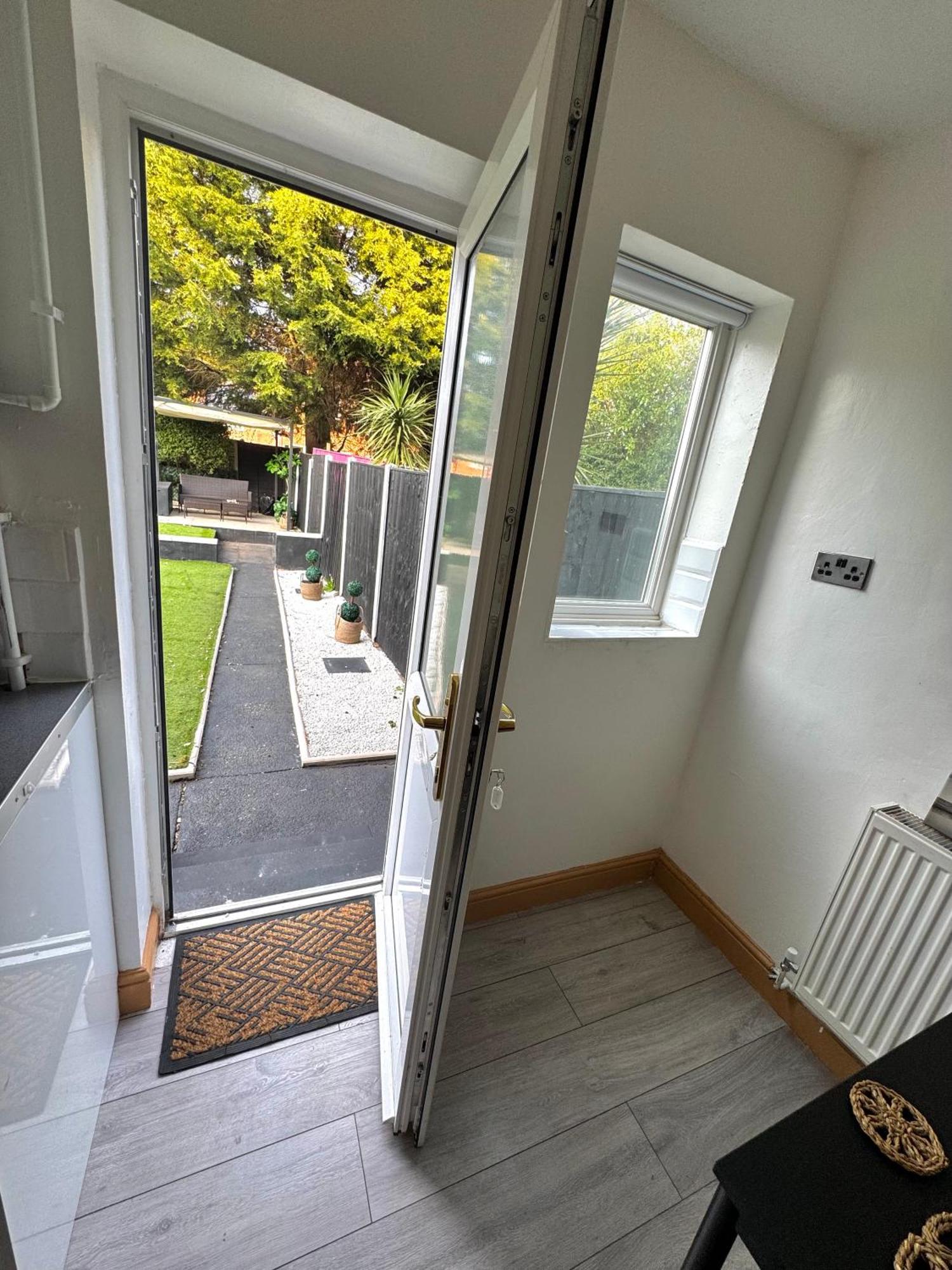 Appartamento Contractor Haven- 3Bdr Crew House, Free Parking, Fast Wifi & Private Garden Nottingham Esterno foto
