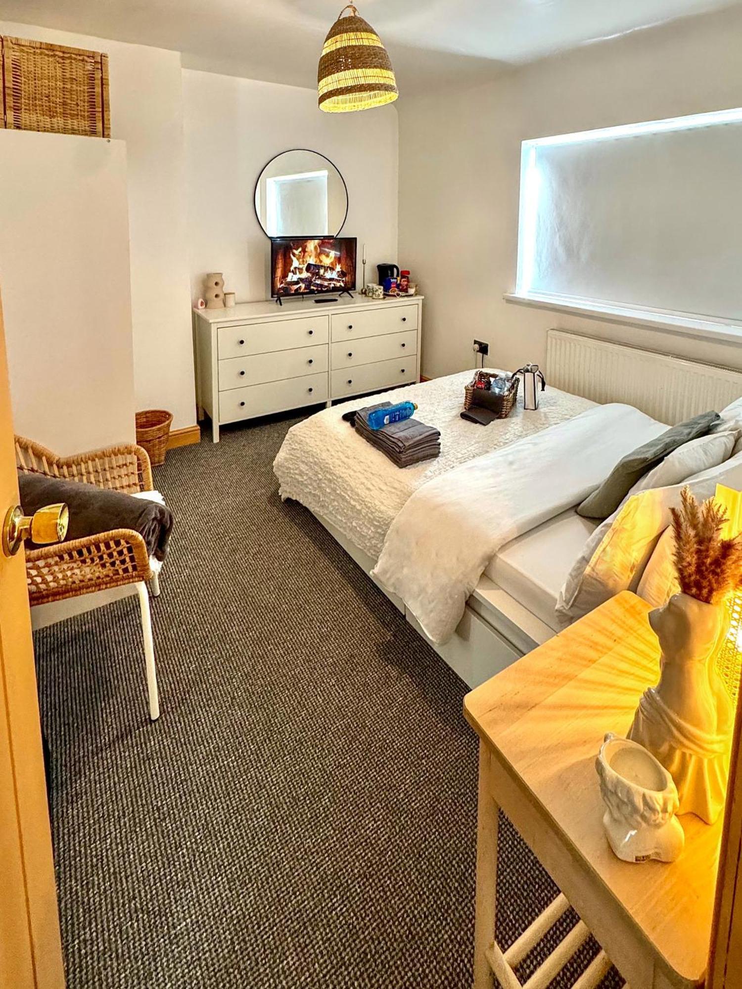 Appartamento Contractor Haven- 3Bdr Crew House, Free Parking, Fast Wifi & Private Garden Nottingham Esterno foto