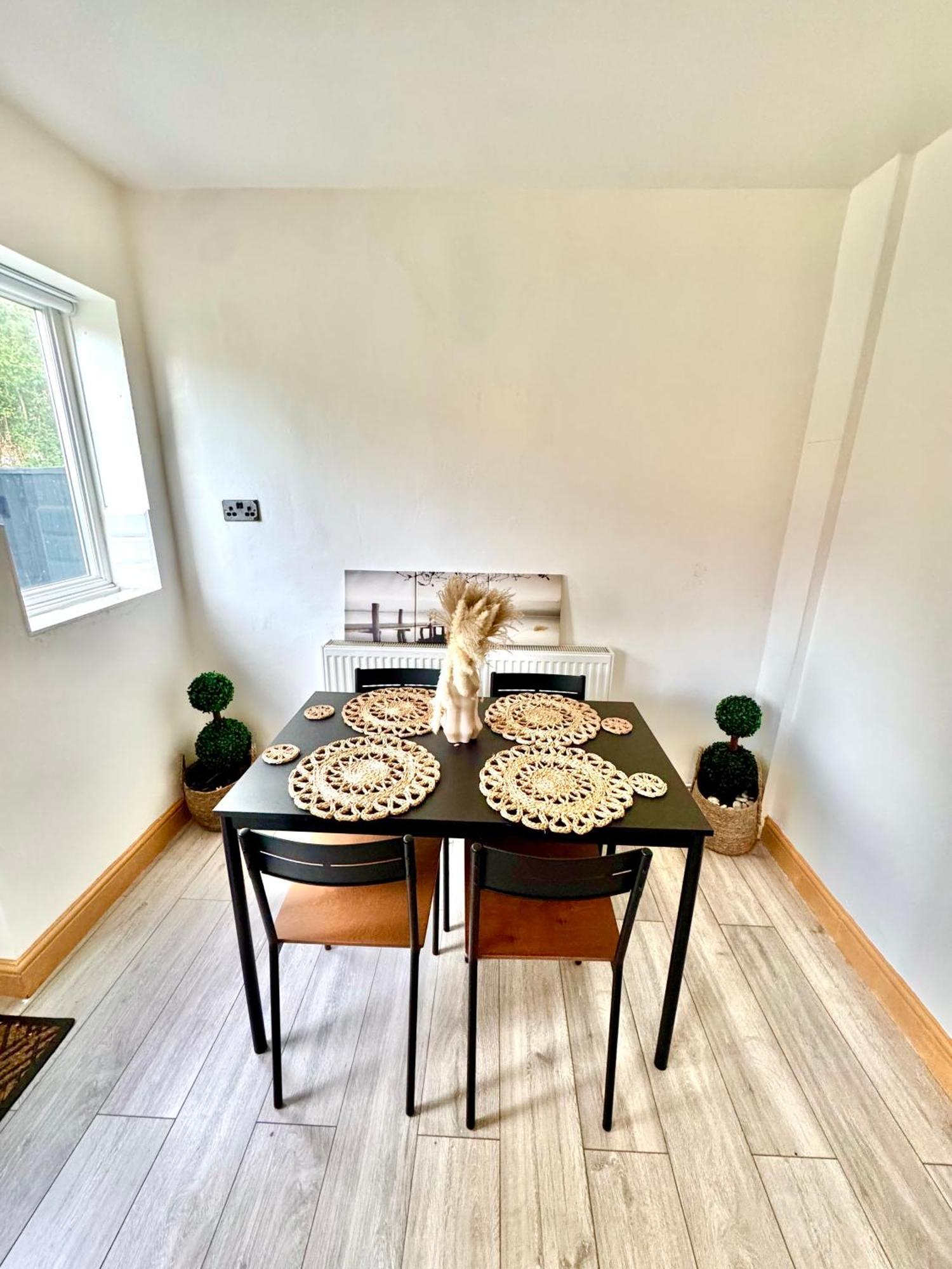 Appartamento Contractor Haven- 3Bdr Crew House, Free Parking, Fast Wifi & Private Garden Nottingham Esterno foto