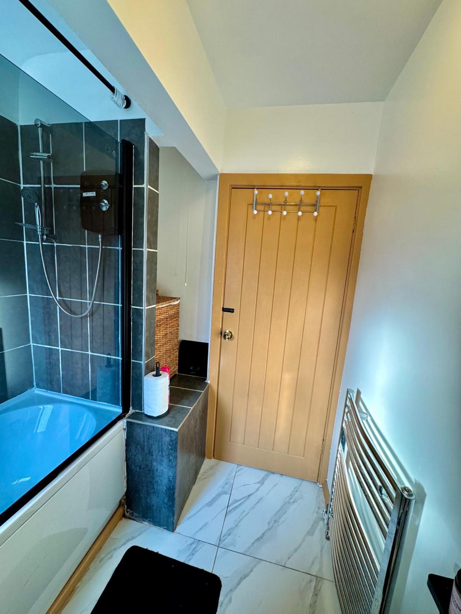 Appartamento Contractor Haven- 3Bdr Crew House, Free Parking, Fast Wifi & Private Garden Nottingham Esterno foto