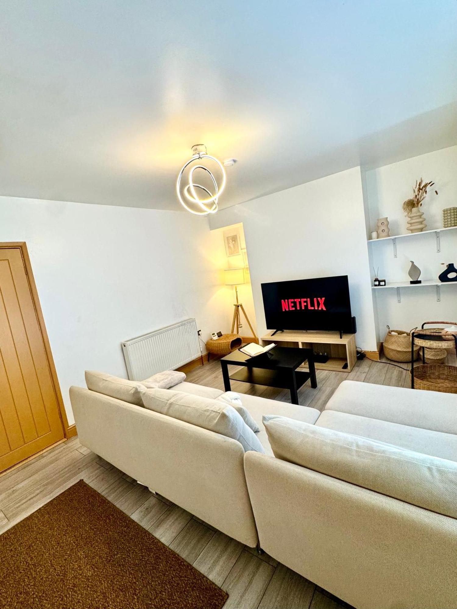 Appartamento Contractor Haven- 3Bdr Crew House, Free Parking, Fast Wifi & Private Garden Nottingham Esterno foto