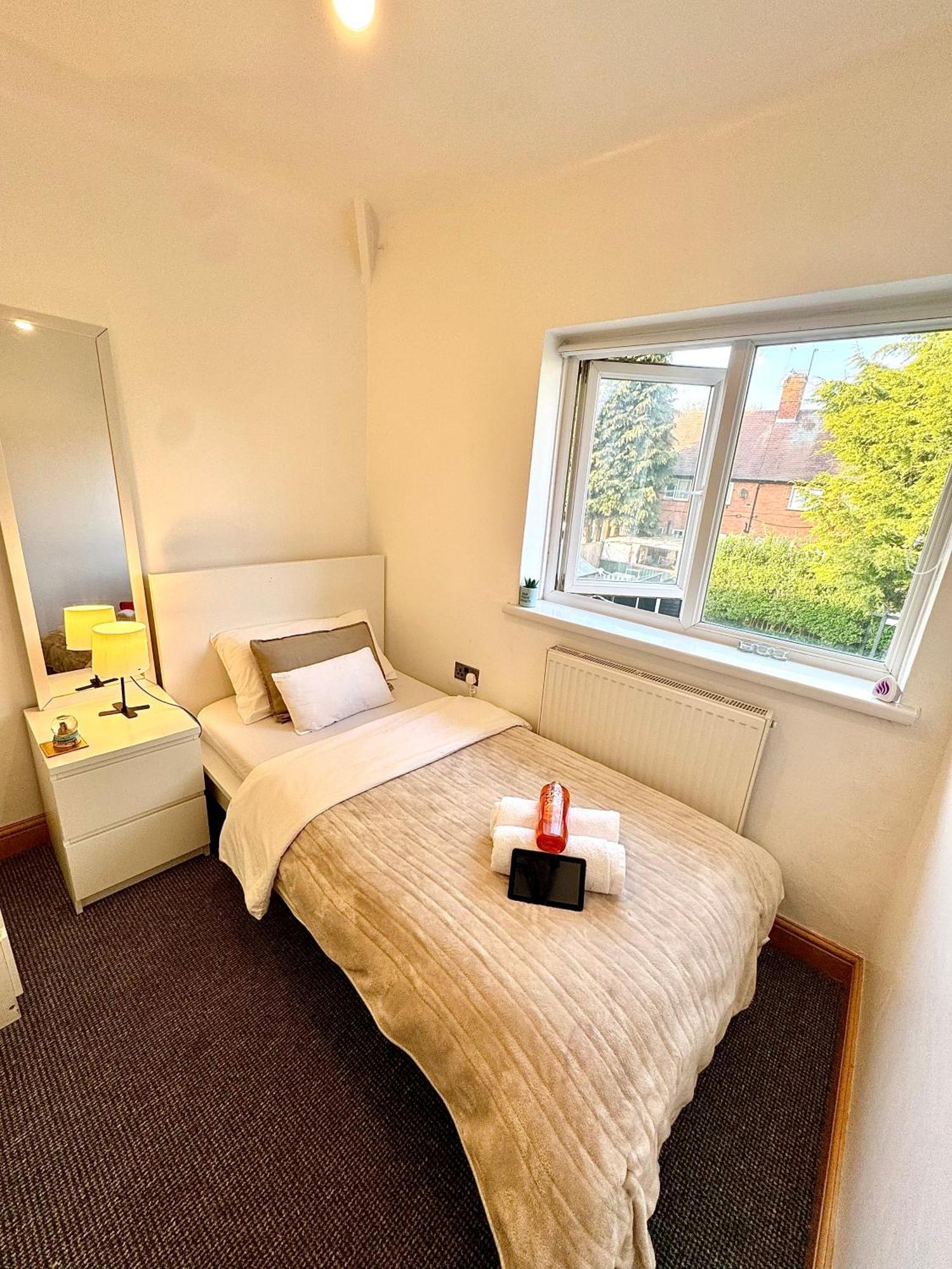 Appartamento Contractor Haven- 3Bdr Crew House, Free Parking, Fast Wifi & Private Garden Nottingham Esterno foto