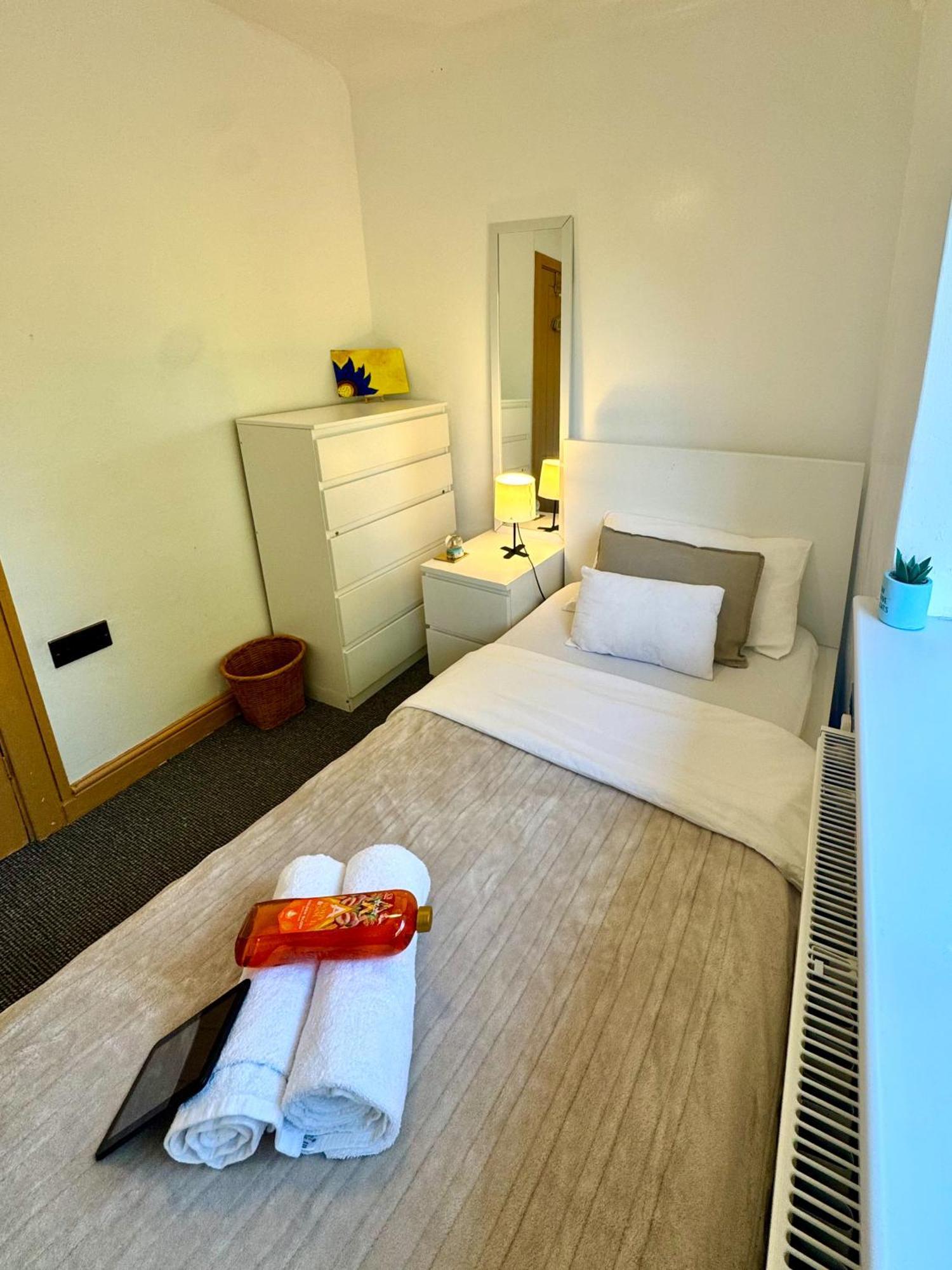Appartamento Contractor Haven- 3Bdr Crew House, Free Parking, Fast Wifi & Private Garden Nottingham Esterno foto
